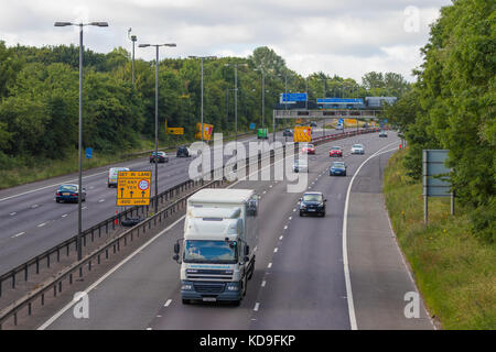 Birmingham, UK - 2 juillet 2017 : le trafic sur l'autoroute britannique m5 près de West Bromwich Banque D'Images