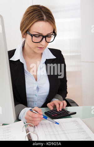 Portrait of young businesswoman travaillant dans son bureau Banque D'Images