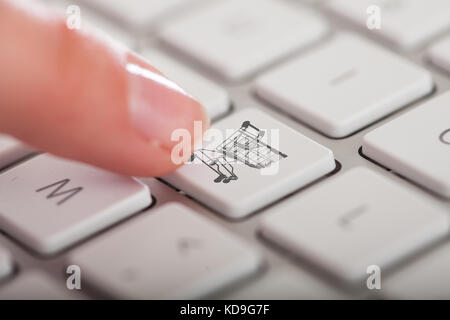 Photo en gros plan des mains en appuyant sur le bouton Acheter clavier Banque D'Images