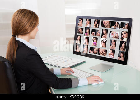 Designer femme travaillant sur ordinateur dans le bureau Banque D'Images