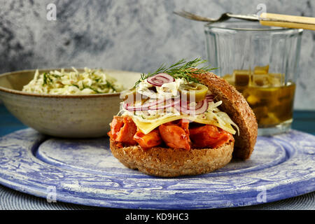 Burger de saumon, sauce miel tiré Banque D'Images