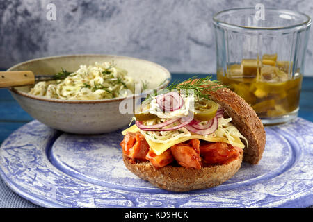 Burger de saumon, sauce miel tiré Banque D'Images