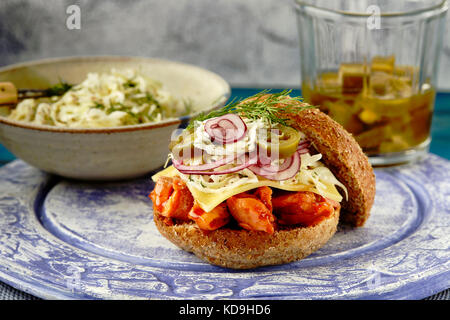 Burger de saumon, sauce miel tiré Banque D'Images