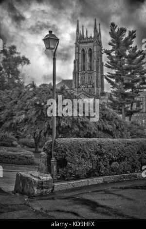 eétude en noir et blanc de la tour principale de la cathédrale de Bryn Athyn, quartier historique de Bryn Athyn, Pennsylvanie, États-Unis Banque D'Images