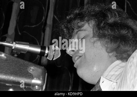 Le claviériste et chanteuse britannique Zoot Money d'effectuer à l'Anson Chambres dans l'Université de Bristol's Students Union pour un bal d'Halloween le 31 octobre 1969. Banque D'Images