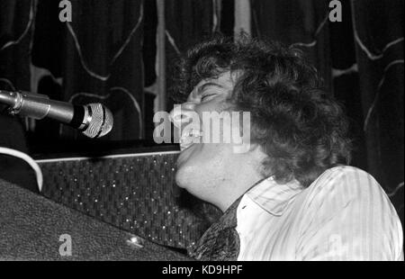 Le claviériste et chanteuse britannique Zoot Money d'effectuer à l'Anson Chambres dans l'Université de Bristol's Students Union pour un bal d'Halloween le 31 octobre 1969. Banque D'Images