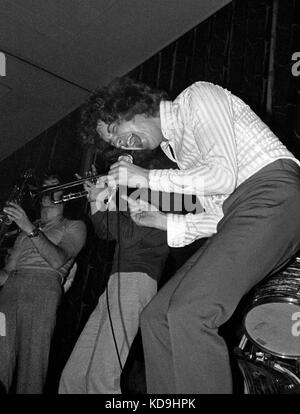 Le claviériste et chanteuse britannique Zoot Money d'effectuer à l'Anson Chambres dans l'Université de Bristol's Students Union pour un bal d'Halloween le 31 octobre 1969. Banque D'Images