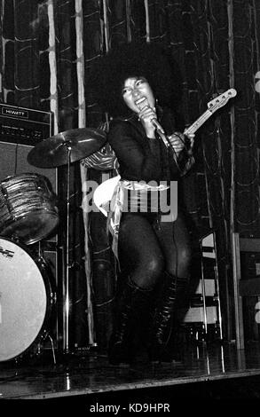 Marsha Hunt, actrice et chanteuse américaine célèbre pour son rôle dans la comédie musicale Hair rock, effectuant à l'Anson Chambres dans l'Université de Bristol's Students Union pour un bal d'Halloween le 31 octobre 1969. Banque D'Images