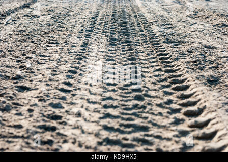 Les traces de pneus de camions de sable sur le lac de sel Banque D'Images