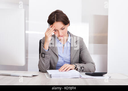 Portrait d'une femme d'envisager des projets de calcul Banque D'Images