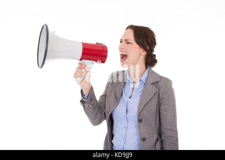 Young businesswoman crier par mégaphone sur fond blanc Banque D'Images