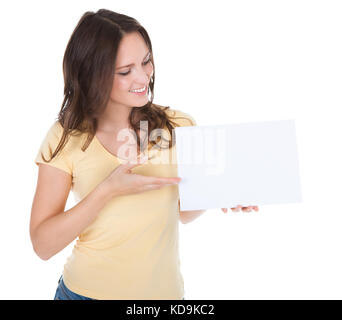 Portrait Of Smiling Woman Holding Placard sur fond blanc Banque D'Images