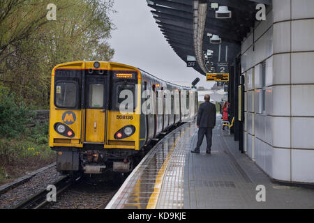 Le chef de la chasse 1721 Cross - contrôle du train Merseyrail Southport portes avant le départ de Sandhills railway station , Liverpool Banque D'Images