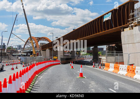 De nouveaux ponts ferroviaires en construction sur Trinity Way et la rivière Irwell, pour le projet de liaison ferroviaire d'Ordsall, Salford, Manchester, Angleterre, RU Banque D'Images