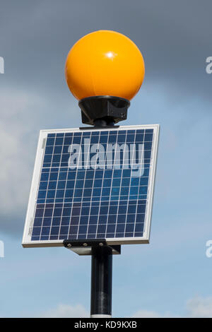 Une balise d'avertissement solaire (Belisha beacon) sur un passage pour piétons (zebra), ancien moulin, rue, 4Rs Salford-manchester Manchester, Angleterre, RU Banque D'Images