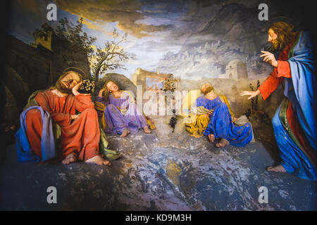 Figures bibliques représentation de scène (presepe) de Jésus Christ réveille les disciples endormis(Sacro Monte di Varallo, Piémont, Italie, 24 mai 2017) Banque D'Images