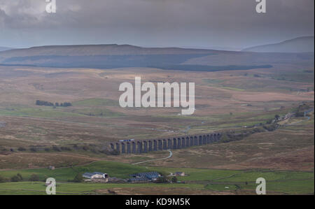 Ribblehead viaduc, un Northern Rail class 158 sprinter 1449 le travail express Leeds - Carlisle sur la ligne de chemin de fer de se déposer pour Carlisle Banque D'Images