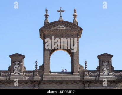 Les touristes à la recherche sur la Plaza Santa Ana à partir de la cathédrale de Santa Ana, vegueta. las palmas, Gran Canaria, îles canaries, espagne Banque D'Images