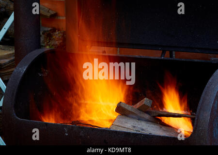 Bois de feu dans le barbecue à l'arrière-cour close up. Banque D'Images