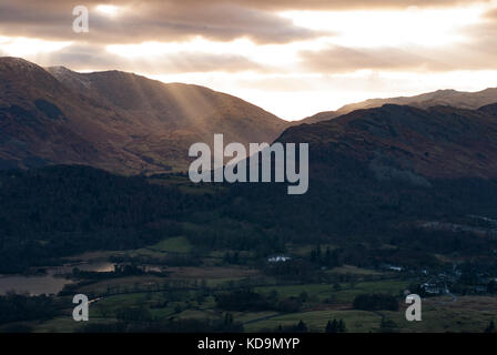 Arbre de lumière du soleil à travers les nuages sur Wetherlam, Swirl How, Great Carrs, Hell Gill Pike et WETSIDE Edge, au-dessus de Little Langdale de Loughrigg, près de Am Banque D'Images