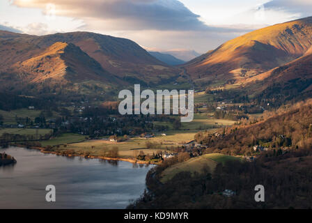 Lumière du soir sur Grasmere avec Helm Crag, l'acier a chuté, de relevage et d'Dunmail sandale de siège, Parc National de Lake District, UK Banque D'Images