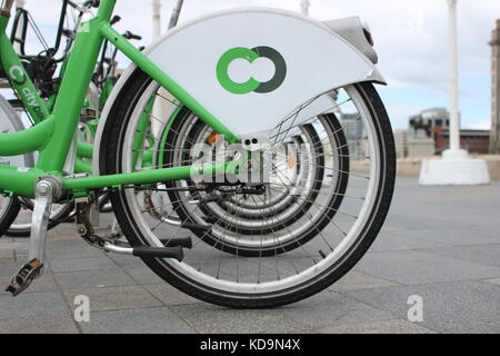 Des vélos de ville d'une station de vélos de ville, le centre-ville de Liverpool - mouvement circulaire photographie Banque D'Images