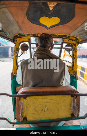 AGRA - Inde Le 6 décembre 2017. Un pousse-pousse (également connu sous le nom de Tuc Tuc) conducteur conduit dans les rues d'Agra en Inde. L'AGRA est une ville sur les rives de th Banque D'Images