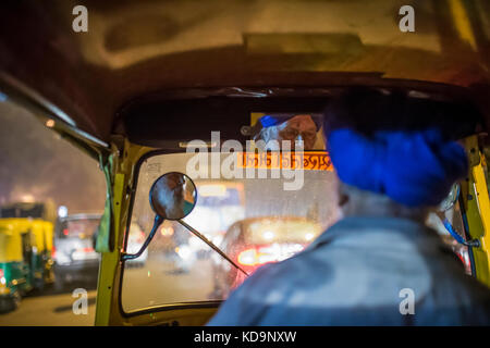 AGRA - Inde Le 6 décembre 2017. Un pousse-pousse (également connu sous le nom de Tuc Tuc) conducteur conduit dans les rues d'Agra en Inde pendant la nuit. Agra est une ville sur la ba Banque D'Images