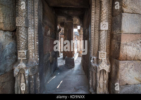 Certaines anciennes colonnes à l'intérieur du complexe Qûtb Minâr à New Delhi Banque D'Images