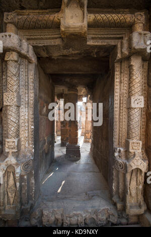 Certaines anciennes colonnes à l'intérieur du complexe Qûtb Minâr à New Delhi Banque D'Images