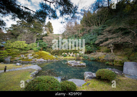 Vert Jardin zen japonais traditionnel avec un petit lac à Kyoto - Japon Banque D'Images