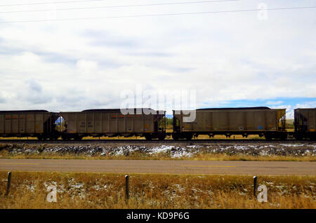 Une cargaison de charbon train dans un champ dans le Montana. Banque D'Images