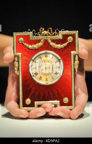 Londres, Royaume-Uni. Oct 11, 2017. Un modèle présente une montre en or et émail de Fabergé, 1908-13, (GBP120-180k), à un essai d'une collection de l'anglais et continental et argent bijoux antiques de S.J. Phillips, l'un des quartiers les plus anciens des galeries. La collection sera mise en vente par Sotheby's le 18 octobre à Londres. Crédit : Stephen Chung/Alamy Live News Banque D'Images