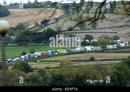 A606 melton mowbrey burton lazars : 10 octobre 2017. a1 après l'arrêt par accident mortel impliquant voiture et camion près de construire le trafic d'Oakham et sa longue queue dos le long de l'A606. source : clifford norton/Alamy live news Banque D'Images