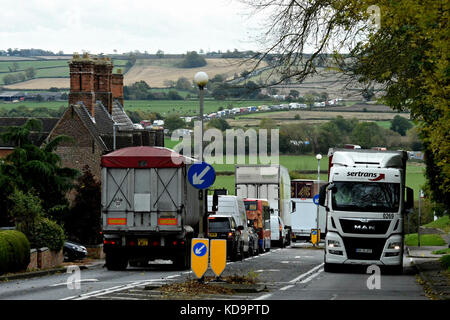 A606 Melton Mowbrey Burton Lazars: 10 octobre 2017. A1 fermeture après un accident mortel impliquant une voiture et un camion près de la construction de la circulation d'Oakham et de longs arrière de queue le long de la A606. Crédit : Clifford Norton/Alay Live News Banque D'Images