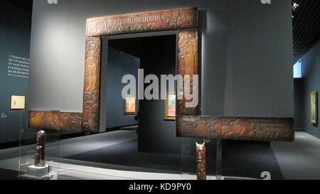 Paris, France. 5 octobre 2017. La reconstruction de la 'maison du plaisir' avec le tableau 'L'appel' (M-l) peut être vue lors d'une exposition Gauguin à Paris, France, le 5 octobre 2017. Après plus de 25 ans Paris accueille une nouvelle fois une grande exposition Gauguin. Le Grand Palais de Paris se concentre aujourd’hui sur un nouvel aspect de l’artiste : Gaugin en tant qu’alchimiste. Crédit : Sabine Glaubitz/dpa/Alamy Live News Banque D'Images