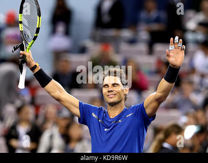 Shanghai, Chine. 11 octobre 2017. L'Espagnol Rafael Nadal réagit après avoir remporté le match du deuxième tour contre l'américain Jared Donaldson au 2017 ATP Shanghai Rolex Masters à Shanghai, dans l'est de la Chine, 11 octobre 2017. Crédit : Fan Jun/Xinhua/Alamy Live News Banque D'Images