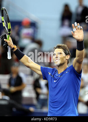 Shanghai, Chine. 11 octobre 2017. L'Espagnol Rafael Nadal réagit après avoir remporté le match du deuxième tour contre l'américain Jared Donaldson au 2017 ATP Shanghai Rolex Masters à Shanghai, dans l'est de la Chine, 11 octobre 2017. Crédit : Fan Jun/Xinhua/Alamy Live News Banque D'Images