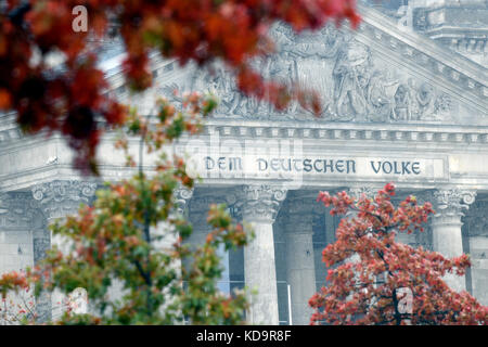 Berlin, Allemagne. 11 octobre 2017. Des feuilles colorées pour la saison automnale peuvent être aperçues dans le centre-ville de Berlin, Allemagne, le 11 octobre 2017. Crédit : Maurizio Gambarini/dpa-Zentralbild/ZB/dpa/Alamy Live News Banque D'Images