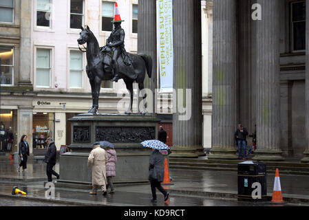 Texte d'art moderne galerie d'art moderne la goma et le duc de Wellington ou cone head man statue. Banque D'Images