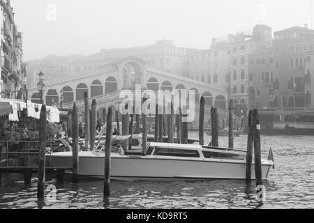 Venise, Italie. 11 octobre, 2017. (Photos a été réalisée en noir et blanc) Pont du Rialto apparaît à travers le brouillard à Venise, Italie. Dans cette période à Venise commence le premier matin brumeux. © simone padovani / éveil / alamy live news Banque D'Images