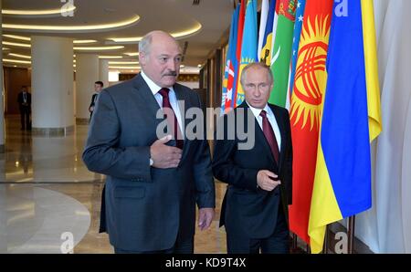 Sotchi, Russie. 11 octobre 2017. Le président russe Vladimir Poutine marche avec le président biélorusse Alexandre Loukachenko au début du sommet de la CEI le 11 octobre 2017 à Sotchi, en Russie. Crédit : Planetpix/Alamy Live News Banque D'Images