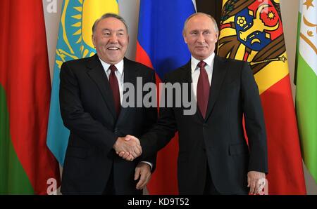 Sochi, Russie. Oct 11, 2017. Le président russe Vladimir Poutine se félicite le président kazakh Nursultan Nazarbayev au début du sommet de la CEI le 11 octobre 2017 à Sotchi, Russie. crédit : planetpix/Alamy live news Banque D'Images