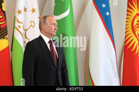 Sotchi, Russie. 11 octobre 2017. Le président russe Vladimir Poutine attend d'accueillir les dirigeants régionaux au début du sommet de la CEI le 11 octobre 2017 à Sotchi, en Russie. Crédit : Planetpix/Alamy Live News Banque D'Images