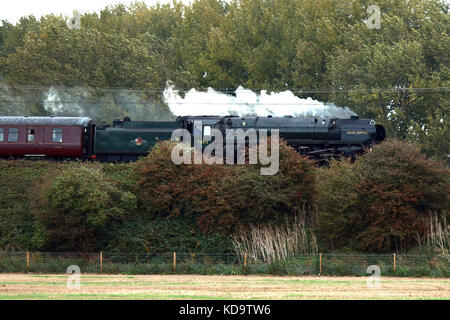 La locomotive à vapeur Oliver Cromwell pouvoirs par l'intermédiaire de la campagne sur son chemin de Nene Valley Railway, Peterborough, à Londres. le 70013, a été construite en juin 1951 et est une locomotive à vapeur de la classe britannia. train locomotive vapeur 70013 Oliver Cromwell, yaxley, Cambridgeshire, le 11 octobre 2017. Banque D'Images