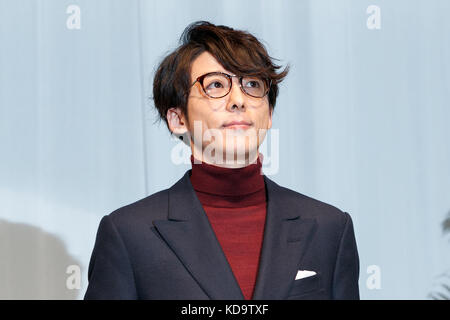 Tokyo, Japon. 11 octobre 2017. L'acteur japonais Issey Takahashi pose pour les caméras lors de la 30e cérémonie des Japan Best Dressed Eyes Awards à Tokyo Big Sight le 11 octobre 2017, Tokyo, Japon. L'événement mettait en vedette des célébrités japonaises reconnues pour leurs lunettes à la mode. (Photo de Rodrigo Reyes Marin/AFLO) crédit : Aflo Co. Ltd./Alamy Live News Banque D'Images