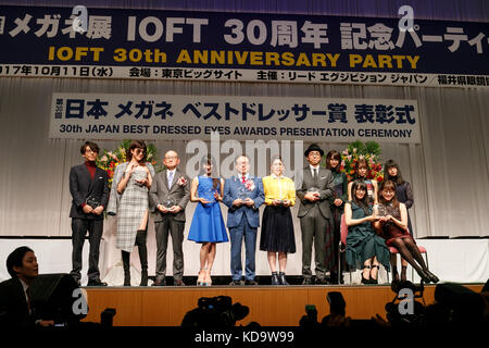 Tokyo, Japon. Oct 11, 2017. célébrités japonaises de poser pour les caméras au cours de la 30e Japon best dressed yeux awards au Tokyo Big Sight, le 11 octobre 2017, Tokyo, Japon. l'événement les célébrités japonaises qui ont été reconnus pour leurs lunettes à la mode. (Photo de rodrigo reyes marin/aflo) credit : aflo Co. ltd./Alamy live news Banque D'Images