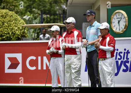 Kuala Lumpur, Malaisie. Oct 11, 2017. Premier Ministre de Malaisie Najib Razak(C) et Thomas Pieters(2R) de la Belgique pose pour la photo pendant pendant la journée PRO-AM du CIMB Classic 2017 PTC à Kuala Lumpur le 11 octobre 2017 à Kuala Lumpur, Malaisie. Crédit : Chris Jung/ZUMA/Alamy Fil Live News Banque D'Images