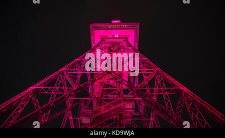 Berlin, Allemagne. 11 octobre 2017. La Funkturm (tour radio) est illuminée en rose pour la Journée internationale de la fille à Berlin, en Allemagne, le 11 octobre 2017. Crédit : Paul Zinken/dpa/Alamy Live News Banque D'Images