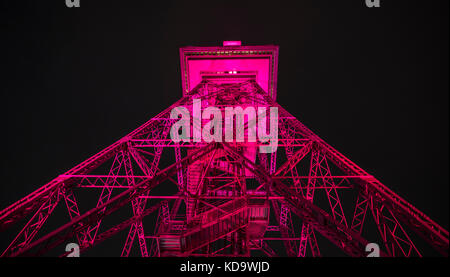 Berlin, Allemagne. 11 octobre 2017. La Funkturm (tour radio) est illuminée en rose pour la Journée internationale de la fille à Berlin, en Allemagne, le 11 octobre 2017. Crédit : Paul Zinken/dpa/Alamy Live News Banque D'Images